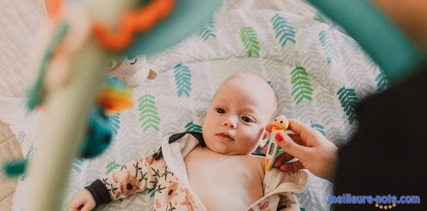 Un bébé sur un tapis d'éveil