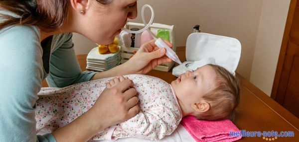 Une mère qui nettoie le nez de son enfant