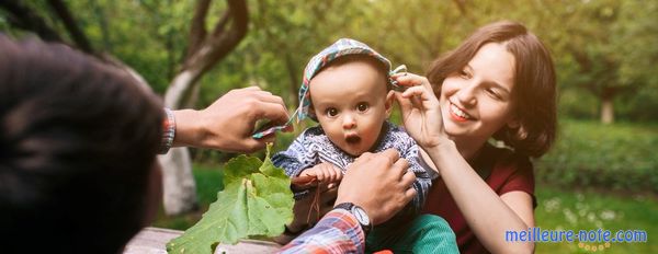 Un bébé qui porte un protection tête