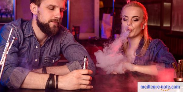 un homme avec une femme fument de la cigarette électronique