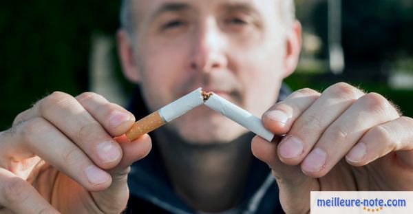 un homme qui coupe son cigarette