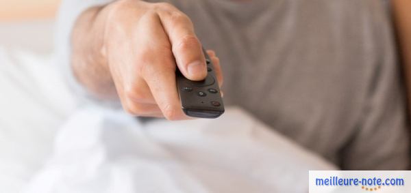 une main qui clique une télécommande