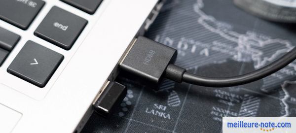 un câble HDMI se connecte sur un laptop 