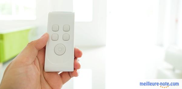 une main qui porte un télécommande