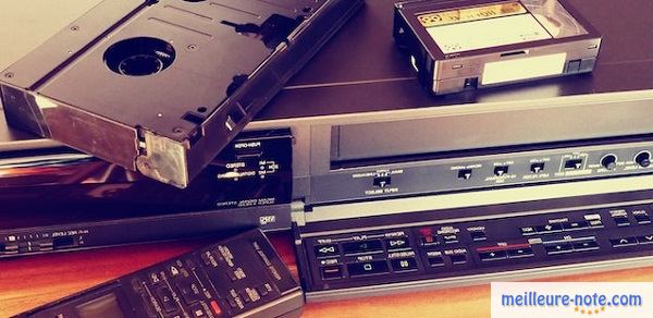 Plusieurs magnétoscopes et plusieurs cassettes