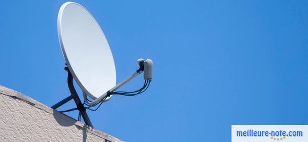 une antenne blanche sur le terrasse