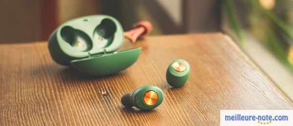 Des écouteurs verts avec un boitier assorti