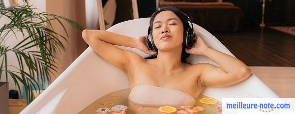 Une femme qui écoute de la music en prenant son bain