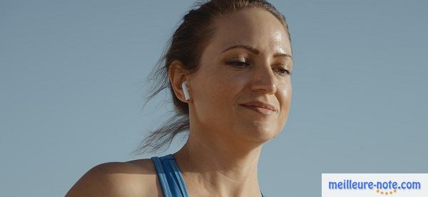 Une femme qui court en écoutant de la music