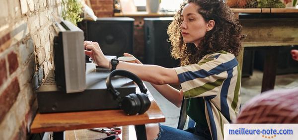 une femme touche sa radio