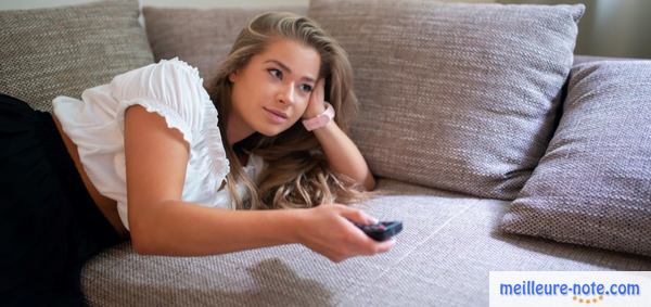 une femme clique son télécommande