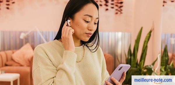 Une fille asiatique qui écoute de la music