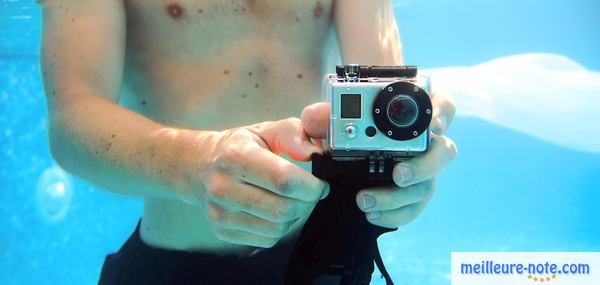 un homme prend one photo dans l'eau