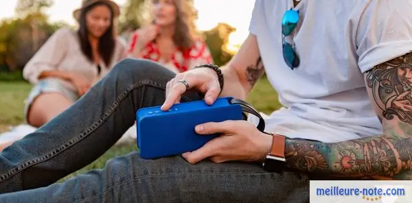 un homme écoute la radio avec ses amis son amis 