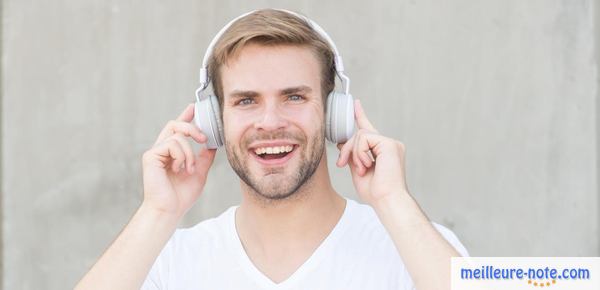 un homme écoute son casque