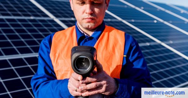 un homme tient son caméra thermique