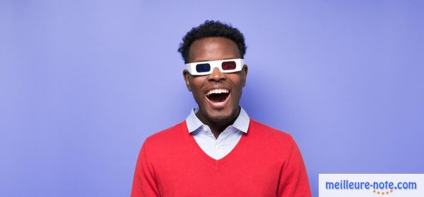 un homme sourit avec une lunette 3D