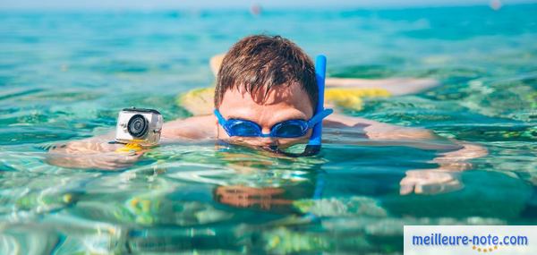 un garçon qui nage dans l'eau