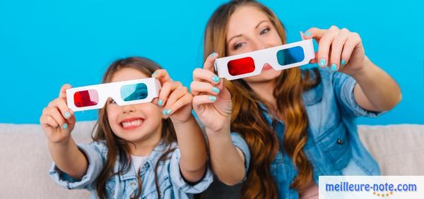 une maman et une fille montrent leur lunette