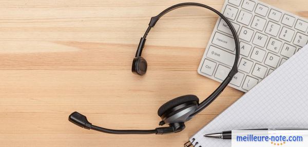 un écouteur et un clavier