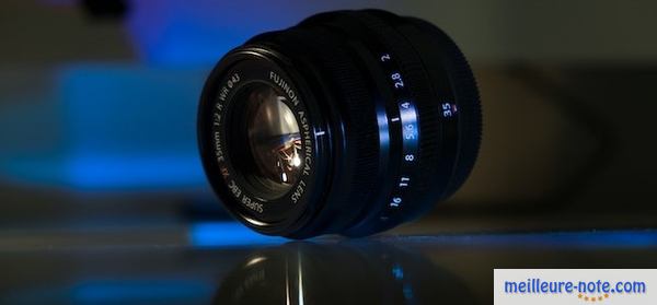 un objectif Nikon noir pour appareil photo 