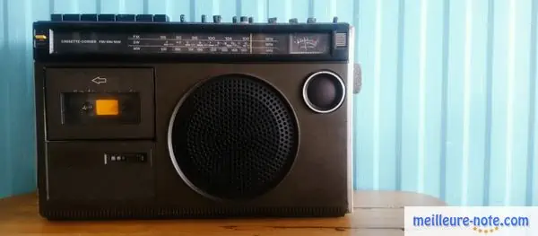 une radio sur la table