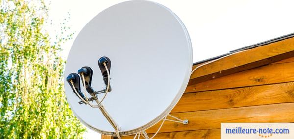 une antenne blanche à trois têtes