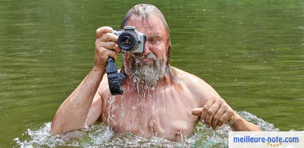 un vieux homme prend de la photo