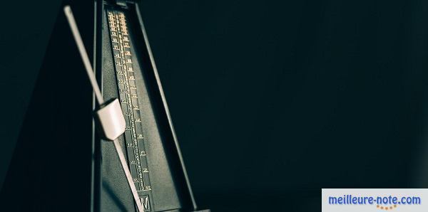 l'aiguille d'un métronome en gros plan