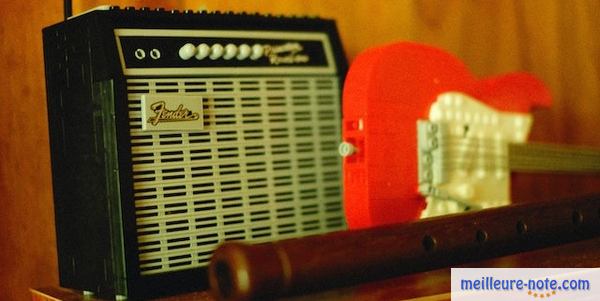 un ampli et une guitare électrique