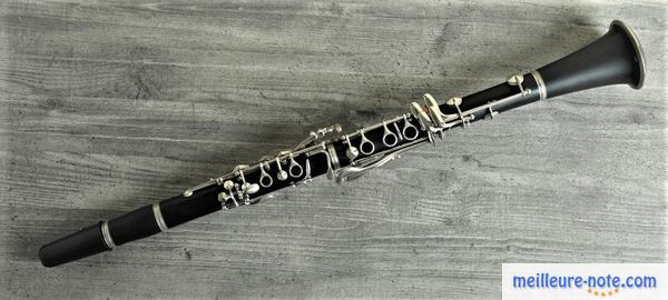 une clarinette noire sur une table
