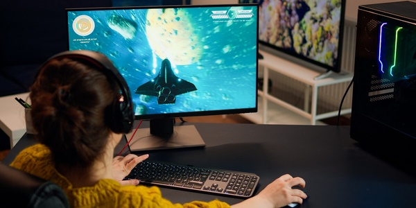 Femme qui joue à un jeu vidéo avec un clavier gaming