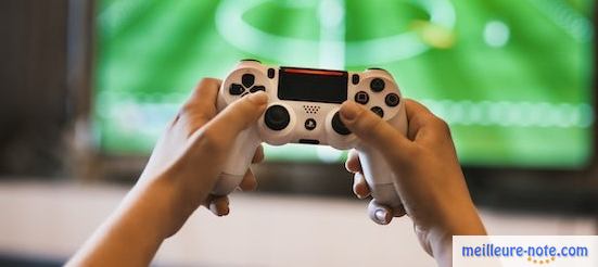 deux mains clique une manette 