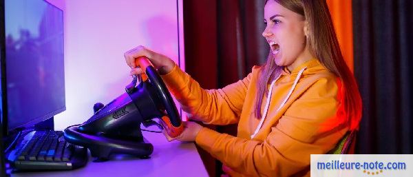 femme joue au rally sur son PC