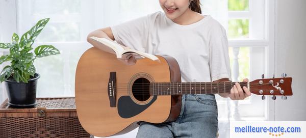 une femme tient sa guitare