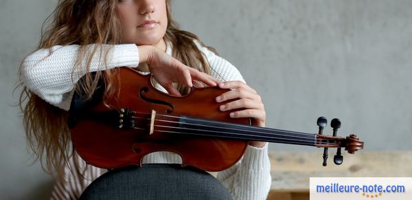 une femme avec son violon