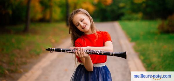 une petite fille joue au clarinette