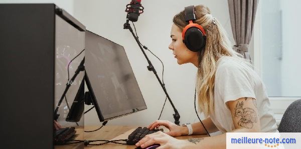 Une fille qui travaille sur son PC gamer