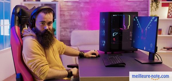 Un gamer assis sur son bureau