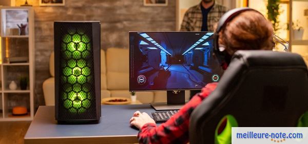 Gameuse professionnelle devant son PC gamer