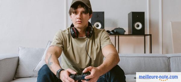 Un jeune homme avec un casque gamer