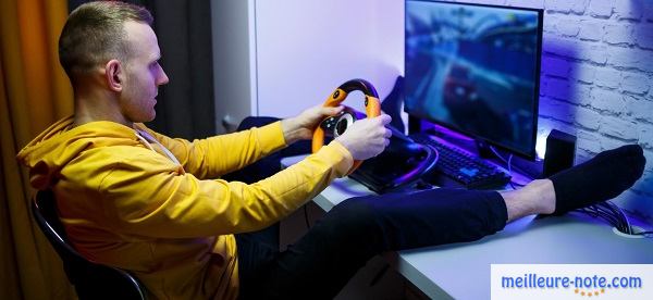 Un homme qui joue sur son PC avec volant