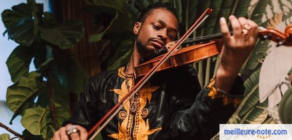 un homme joue au violon