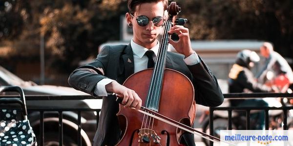un homme avec un violoncelle