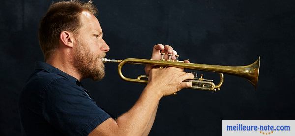 Un musicien qui joue du trombone