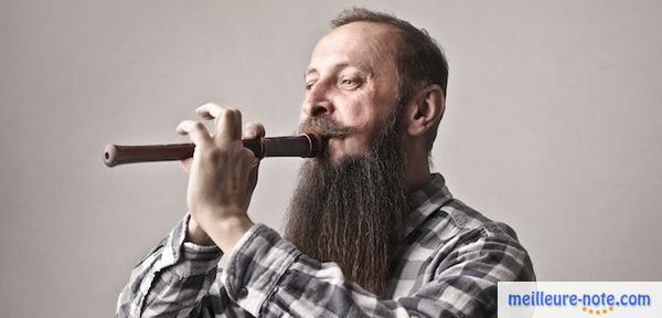 un homme souffle une flute