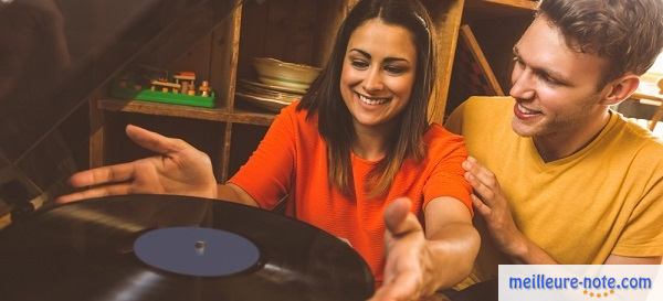 un jeune couple qui écoute de la music ensemble