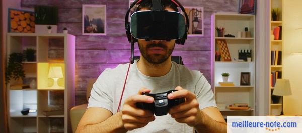 une joueur avec un casque VR et une manette