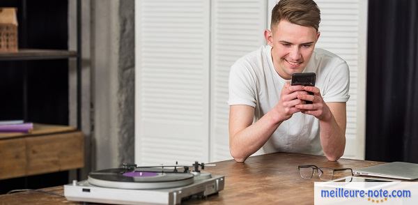 Un jeune homme qui enregistre du son