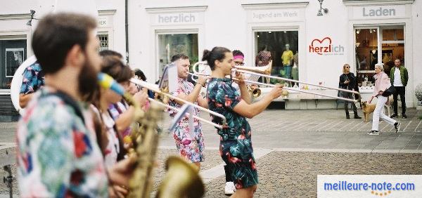 Un groupe de musiciens dans la rue